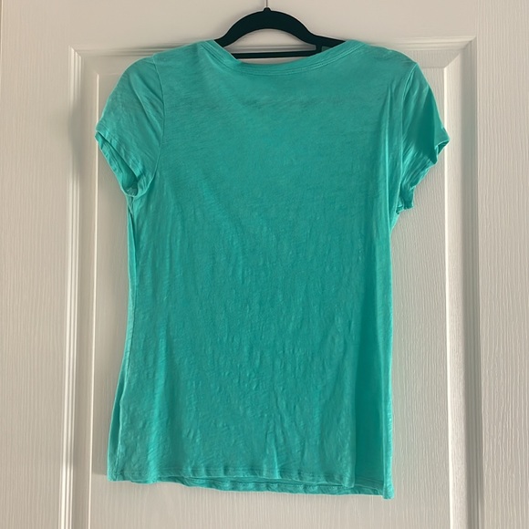 EUC New York and Company Soho jeans flamingo turquoise and pink V-neck T-shirt - Picture 2 of 4